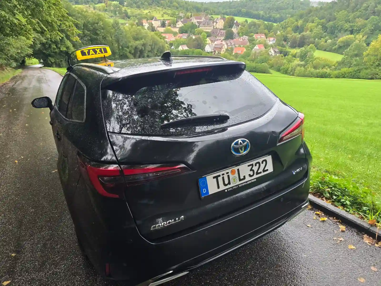 Heckansicht des schwarzen Toyota Corolla Hybrid von Taxista