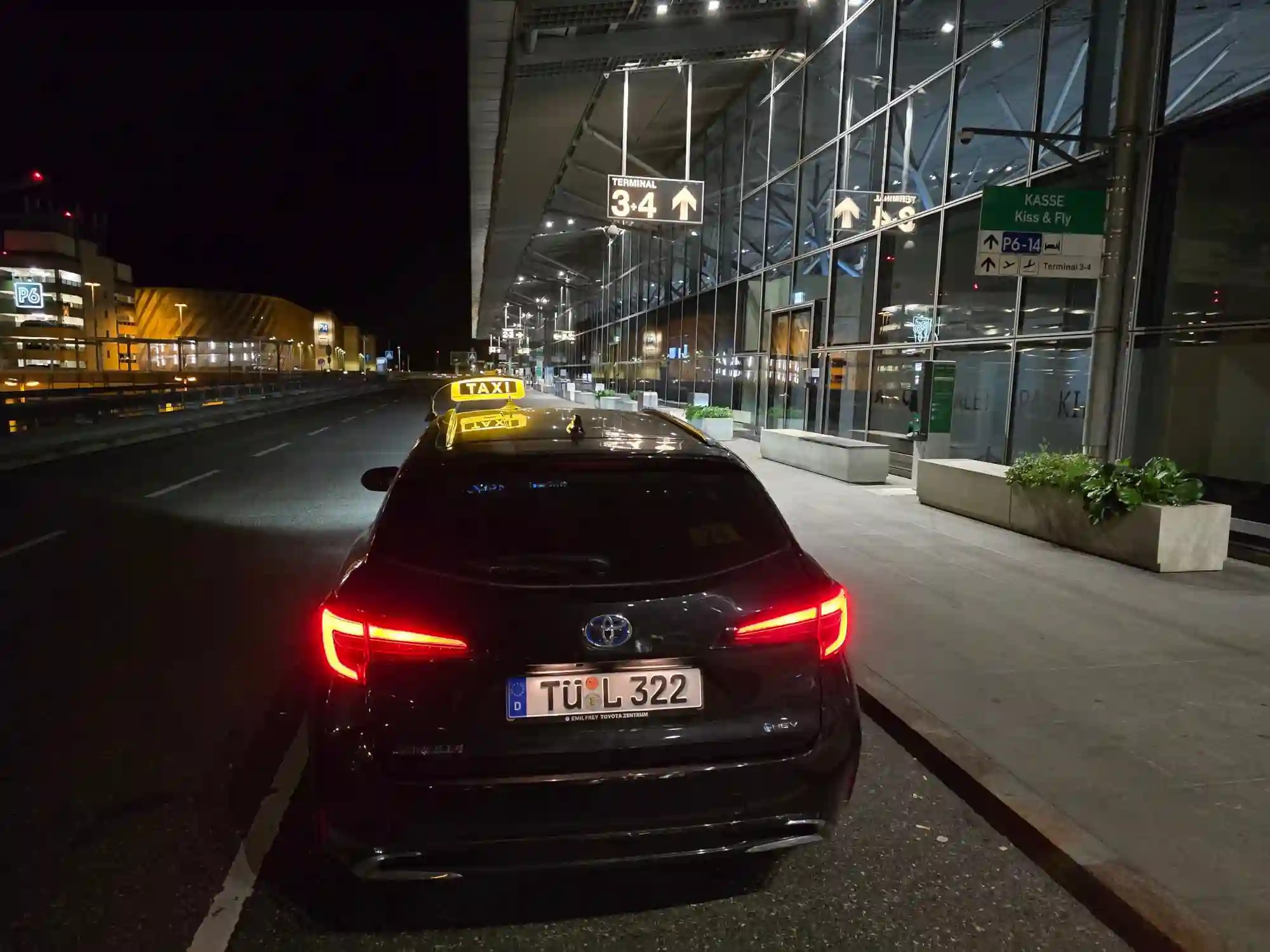 Schwarzes Taxista Fahrzeug bei einer nächtlichen Abholung