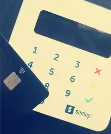 Kontaktlose Kreditkarte an einem mobilen Kartenterminal