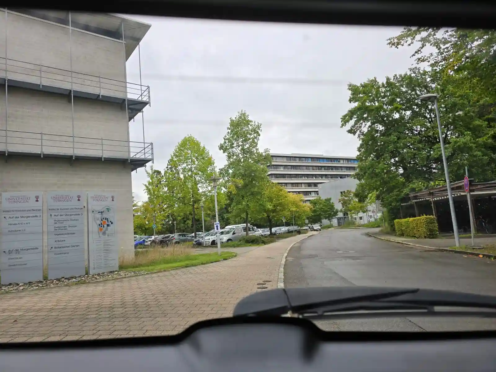 Anfahrt zum Campus Morgenstelle der Universität Tübingen aus dem Taxi