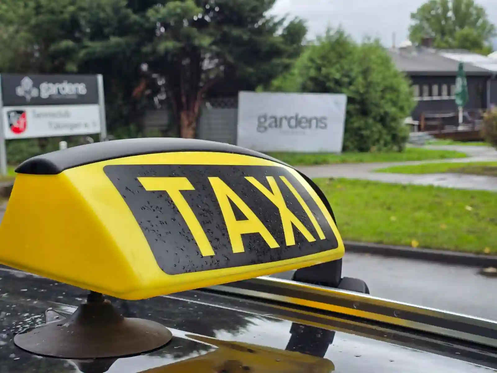 Gelbes Taxischild auf dem Fahrzeug von Taxista