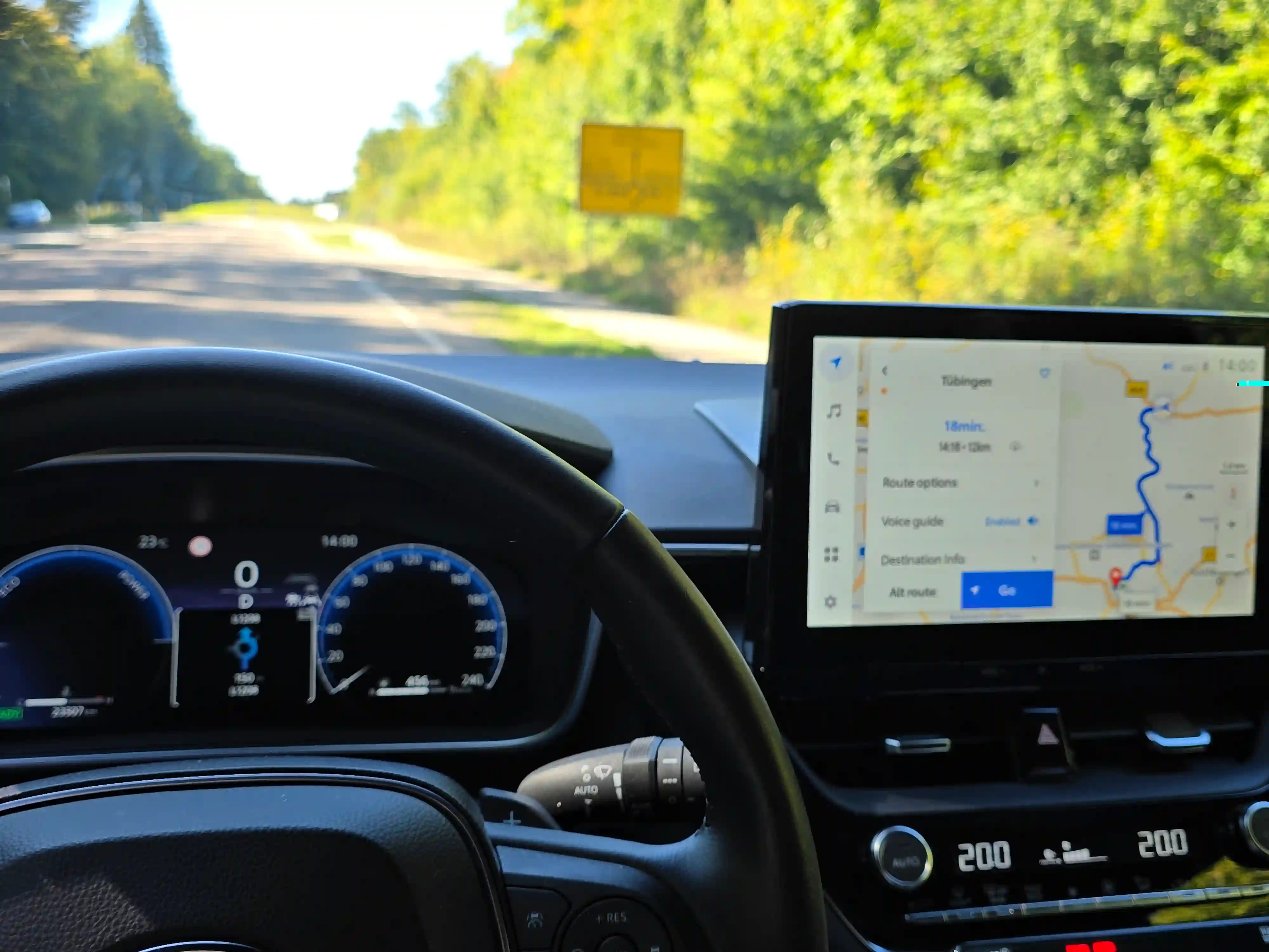Navigationsdisplay und Armaturen im Fahrzeug von Taxista