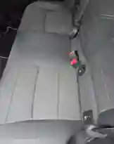 Saubere graue Rücksitzbank mit Sicherheitsgurten im Taxista Fahrzeug